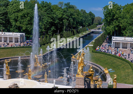 Peterhof, Russia-maggio 26, 2018 - vista della cascata di fontane nel Parco nei sobborghi di San Pietroburgo Foto Stock