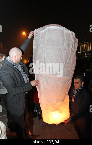 Persone versione molte lanterne del cielo per la celebrazione delle luci, per divertirsi e fare auguri a Sofia, Bulgaria - Dic 02, 2011. Diwali o Deepavali Hindu Foto Stock