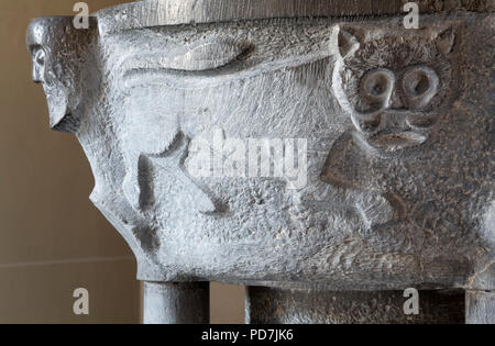 Romanisches Taufbecken in der Vorhalle Foto Stock