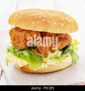 Fritto di pollo Burger di bun Foto Stock