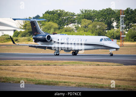 Un Embraer ERJ-135 al Farnborough International Airshow 2018, Regno Unito Foto Stock