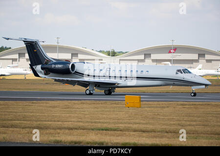 Un Embraer ERJ-135 al Farnborough International Airshow 2018, Regno Unito Foto Stock