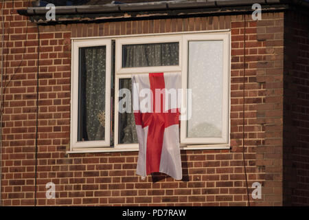 Tifosi inglesi battenti bandiera davanti alla FIFA Word Cup quarti di finale partita contro la Svezia. Dotato di: atmosfera, vista in cui: London, England, Regno Unito quando: 07 lug 2018 Credit: Wheatley/WENN Foto Stock