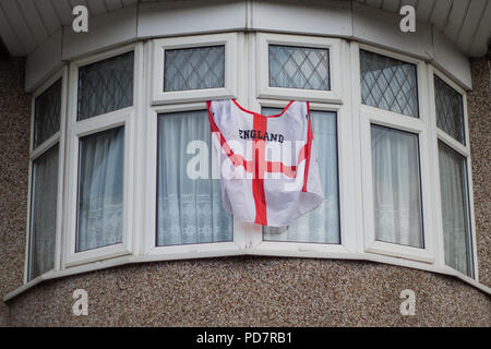 Tifosi inglesi battenti bandiera davanti alla FIFA Word Cup quarti di finale partita contro la Svezia. Dotato di: atmosfera, vista in cui: London, England, Regno Unito quando: 07 lug 2018 Credit: Wheatley/WENN Foto Stock