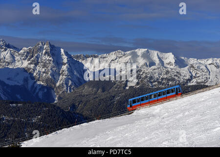 Rimorchio per sciatori di sollevamento nelle Alpi Foto Stock