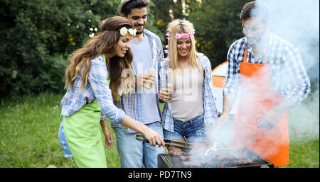 Gli amici sorseggiando il barbecue party Foto Stock