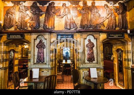 Inghilterra, Londra, la città di Londra, il Frate nero Pub, vista interna con Henry Poole's Art Nouveau rilievi Foto Stock