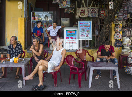 Editoriale, 16 agosto 2017, coffee shop, Hoi An, VN, la gente del posto si incontrano per il caffè del mattino in un piccolo cafe di Hoi An. Foto Stock