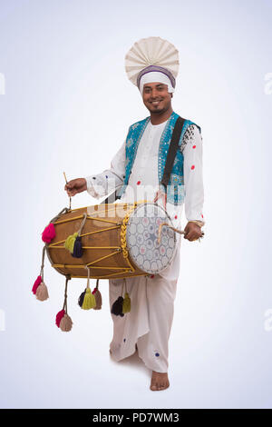 Ritratto di uomo Sikh giocando su tamburi Foto Stock