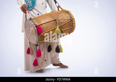 Ritratto di uomo Sikh giocando su tamburi Foto Stock