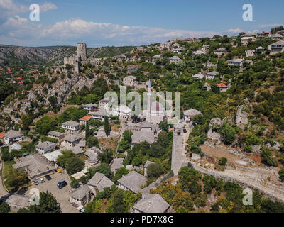 Počitelj è una città fortificata dal periodo Ottomano in Bosnia ed Erzegovina. Esso è posizionato entro il canyon del fiume Neretva. Foto Stock