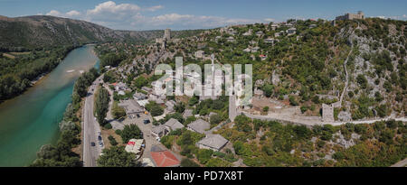 Počitelj è una città fortificata dal periodo Ottomano in Bosnia ed Erzegovina. Esso è posizionato entro il canyon del fiume Neretva. Foto Stock