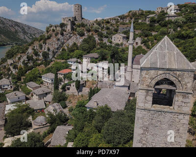 Počitelj è una città fortificata dal periodo Ottomano in Bosnia ed Erzegovina. Esso è posizionato entro il canyon del fiume Neretva. Foto Stock