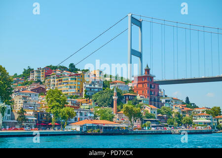 Waterfront e Fatih Sultan Mehmet Ponte sul Bosforo stretto, Istanbul, Turchia Foto Stock