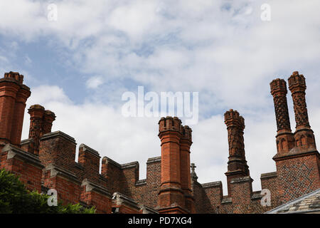 Camini a Hampton Court Palace, London, Regno Unito Foto Stock