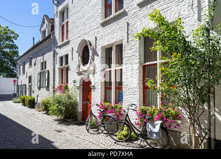 Tradizionali del xvii secolo beguine in casa il grande beghinaggio / Groot Begijnhof nella città Mechelen / Malines, Anversa, Fiandre, in Belgio Foto Stock