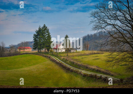 Paesaggio del villaggio. Cottage sulla fattoria in western Serbia, l'Europa. Foto Stock