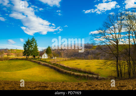 Villaggio paesaggio, regione montana occidentale della Serbia, l'Europa. Cottage sulla cima della collina. Foto Stock