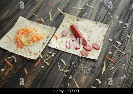 Ingredienti per la cottura burrito su un tavolo di legno. Foto Stock