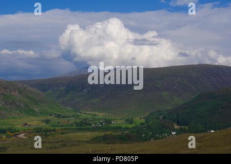 Guardando verso il basso attraverso drammatico paesaggio aspro di Beinn Eighe a Kinlochewe Village. Montuosa Highlands scozzesi in estate. Torridon, Scotland, Regno Unito. Foto Stock