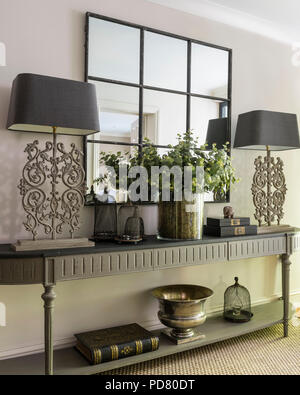 Dipinto su misura tavolo console da Bardoe & Appel con coppia di lampade da tavolo dalla Cassia Bardoe Interior Design. Foto Stock