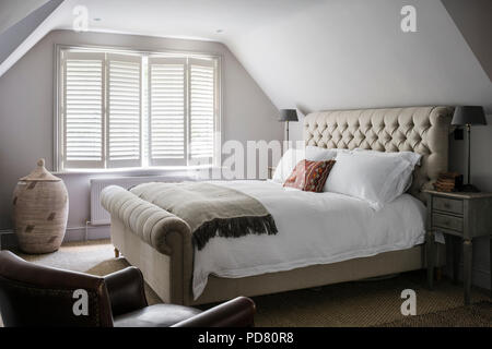 Pentlow abbottonata letto doppio da divani e roba in camera da letto con comodini da Cassia Bardoe Interior Design Foto Stock