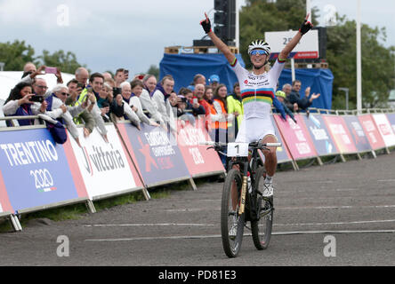 Medaglia d'oro della Svizzera Jolanda Neff attraversa la finitura del Womens Cross Country durante il giorno sei del 2018 Campionati Europei a Cathkin Braes Mountain Bike. Foto Stock