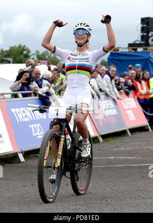 Medaglia d'oro della Svizzera Jolanda Neff attraversa la finitura del Womens Cross Country durante il giorno sei del 2018 Campionati Europei a Cathkin Braes Mountain Bike. Foto Stock