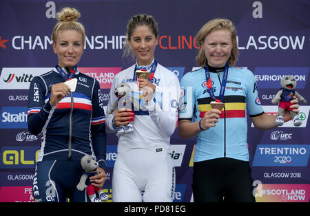 (Da sinistra) medaglia d'argento Francia Pauline Ferrand Prevot, medaglia d'oro della Svizzera Jolanda Neff e Medaglia di bronzo per il Belgio Githa Michiels sul podio per la Womens Cross Country durante il giorno sei del 2018 Campionati Europei a Cathkin Braes Mountain Bike. Foto Stock