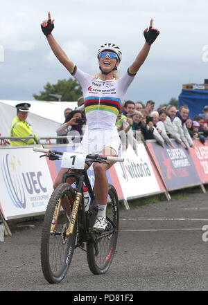 Medaglia d'oro della Svizzera Jolanda Neff attraversa la finitura del Womens Cross Country durante il giorno sei del 2018 Campionati Europei a Cathkin Braes Mountain Bike. Foto Stock