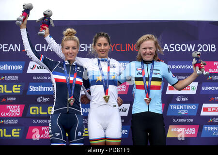 (Da sinistra) medaglia d'argento Francia Pauline Ferrand Prevot, medaglia d'oro della Svizzera Jolanda Neff e Medaglia di bronzo per il Belgio Githa Michiels sul podio per la Womens Cross Country durante il giorno sei del 2018 Campionati Europei a Cathkin Braes Mountain Bike. Foto Stock