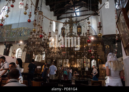 Betlemme, Palestina 20 Maggio 2018: vista interna della Chiesa della Natività, il luogo di nascita di Gesù, con pilgrime pregando e turisti. L'ori Foto Stock