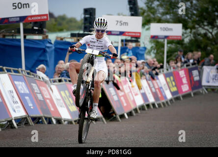 Medaglia d'oro della Svizzera Jolanda Neff attraversa la finitura del Womens Cross Country durante il giorno sei del 2018 Campionati Europei a Cathkin Braes Mountain Bike. Foto Stock