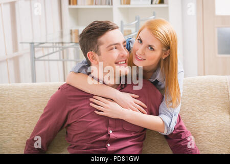 Sorridente giovane donna amare il suo udito uomo Foto Stock