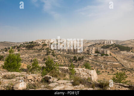 Vista panoramica dal campo di pastori, vicino a Betlemme, nella West Bank area palestinese con alloggiamento araba a metà del terreno, seguita dalla separazione Foto Stock