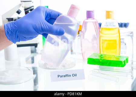 Olio di paraffina. Additivi nocivi nei prodotti cosmetici. Laboratorio con sostanze chimiche. Foto Stock