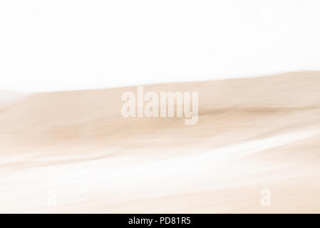 Impressione astratta del deserto del Negev di Cisgiordania Palestina che mostra lo spostamento sfocata dune di sabbia, il vento e la vegetazione rada. Un impressione di un movi Foto Stock