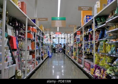 Le persone all'interno di Woolworths store in città australiana di Casino, NSW. Gli amanti dello shopping a piedi tra gli scaffali pieni di prodotti all'interno di un negozio di generi alimentari Foto Stock