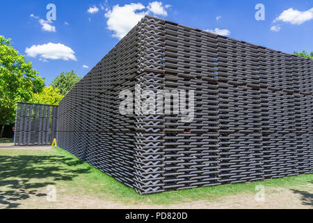 Galleria della Serpentina estivo annuale pavilion progettato dal messicano Frida Escobedo. 2018 Londra Inghilterra, Regno Unito, Europa Foto Stock