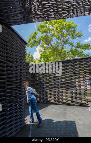 Galleria della Serpentina estivo annuale pavilion progettato dal messicano Frida Escobedo. 2018 Londra Inghilterra, Regno Unito, Europa Foto Stock