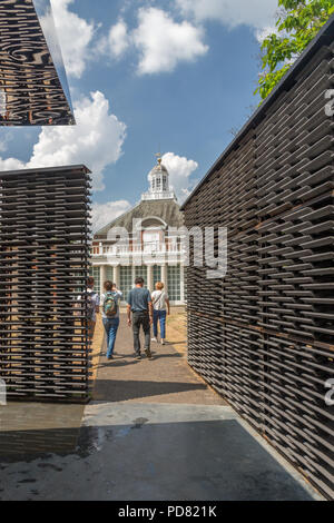 Galleria della Serpentina estivo annuale pavilion progettato dal messicano Frida Escobedo. 2018 Londra Inghilterra, Regno Unito, Europa