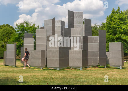 Labirinto ottico' da Conrad Shawcross, parte del fregio scultura 2018 in Regent's Park di Londra, Inghilterra, Regno Unito, Europa Foto Stock