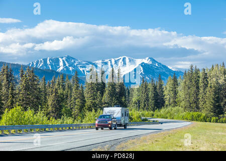 Veicoli sulla Seward Highway tra ancoraggio e Seward sulla Penisola di Kenai in Alaska Foto Stock