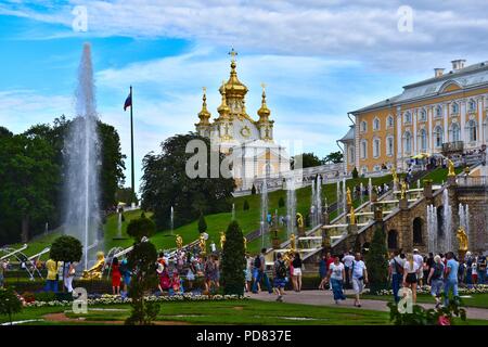 La principale fonte di Peterhof e con il palazzo della chiesa in background Foto Stock