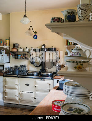 La crema Aga in stile country cucina con armadi da Kitt Rae-Scott Foto Stock