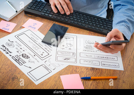 Designer che lavora a nuove applicazioni mobili Foto Stock