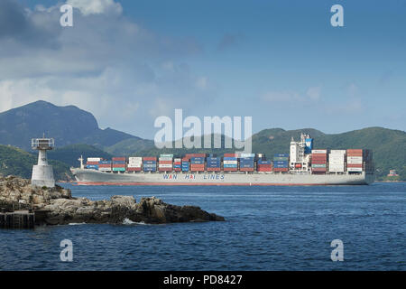 WAN hai LINES nave container, WAN hai 501, entra nel trafficato canale East Lamma mentre lascia Victoria Harbour, Hong Kong, Cina Foto Stock