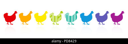 Coloratissima sfilata di pollo. Spettro arcobaleno galline. Galli e galline colorate in unico file. Fumetto illustrazione su sfondo bianco. Foto Stock