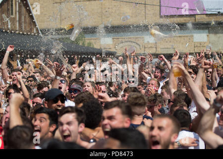 Per gli appassionati di calcio si radunano in ferro piatto quadrato in London Southwark per guardare Inghilterra giocare in Svezia su un grande schermo nei quarti di finale del 2018 FIFA World Cup in Russia. Dotato di: atmosfera, vista in cui: Londra, Regno Unito quando: 07 lug 2018 Credit: Wheatley/WENN Foto Stock