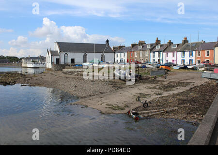 Vista del pittoresco porto e degli edifici circostanti all'Isola di Whithorn in Dumfires e Galloway in Scozia. Uno dei la maggior parte delle porte verso sud Foto Stock